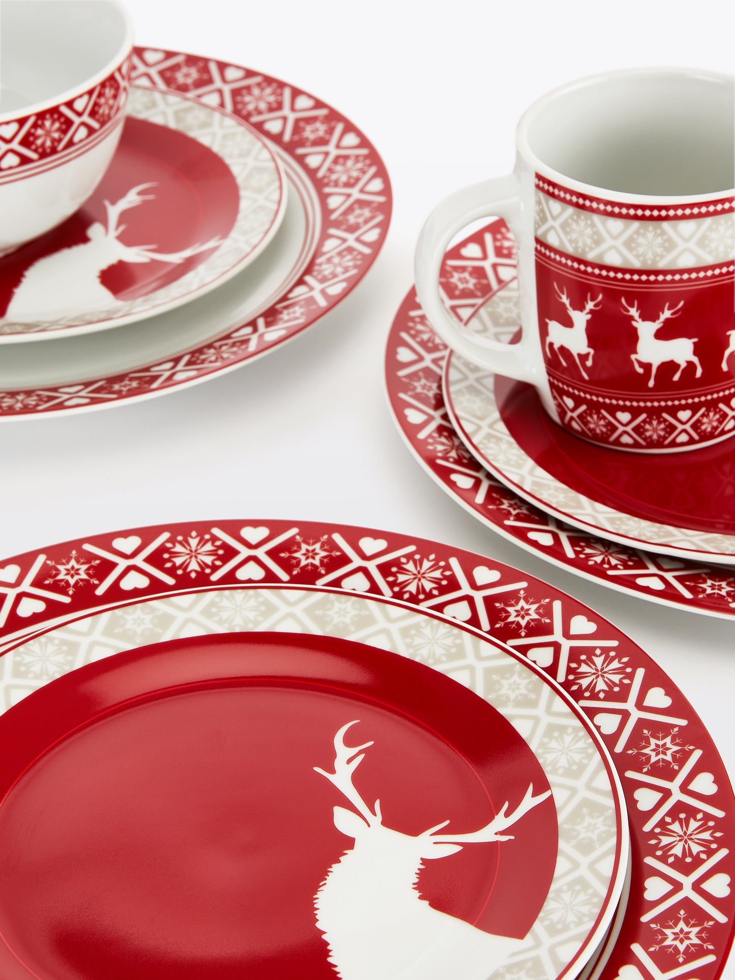 Nordic Reindeer Porcelain Dinner Set, 16 Pieces