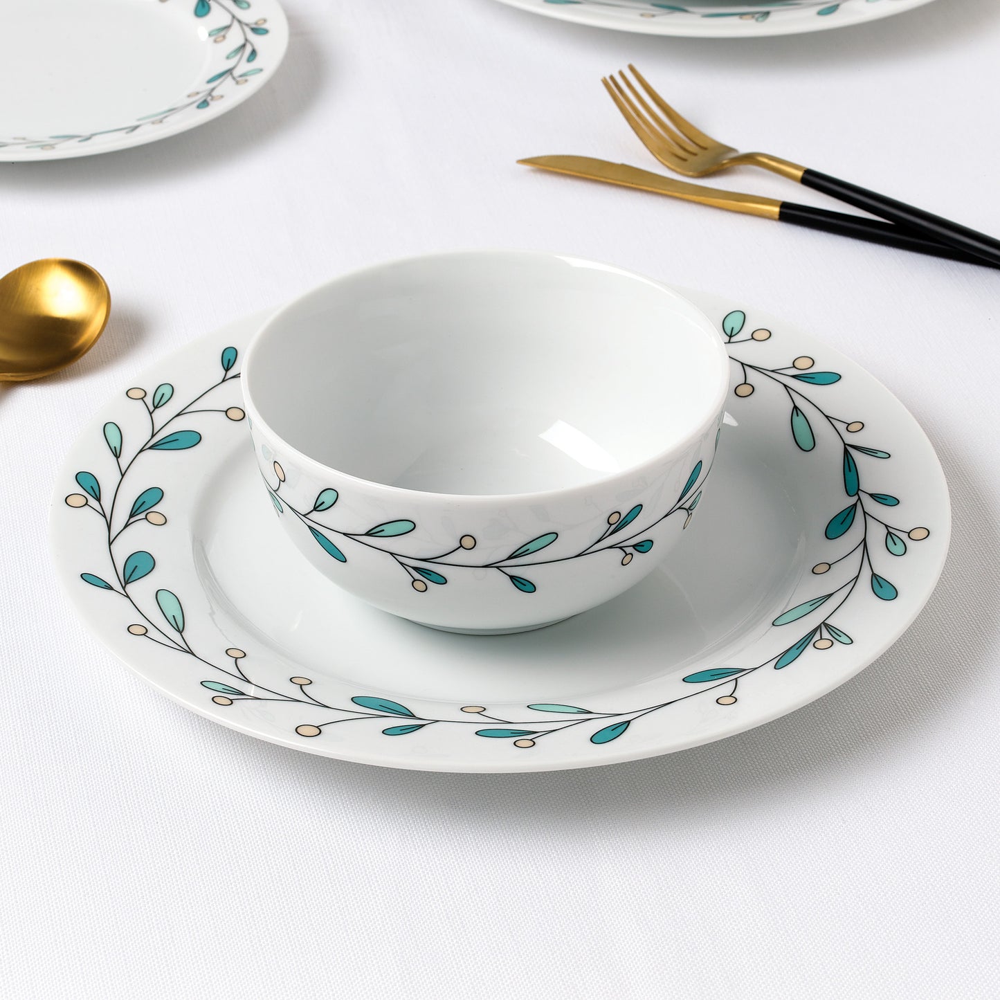Mistletoe Porcelain Dinner Set, 12 Pieces