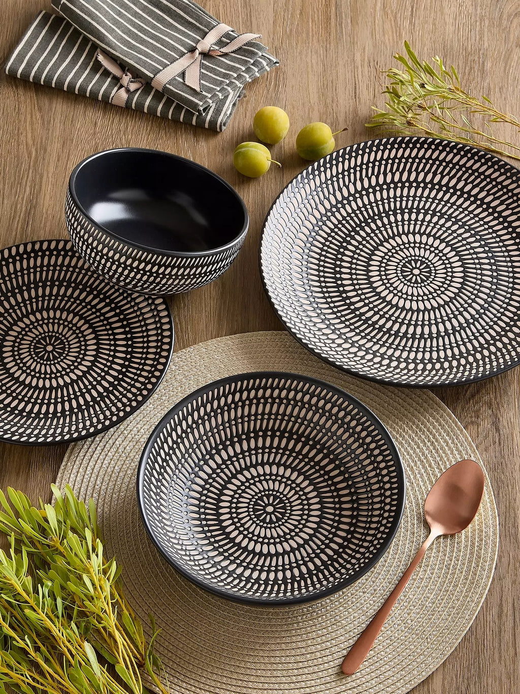 Waterside 16pc Black & Cream Dash Stoneware Dinner Set, 4 Dinner Plates, Side Plates, Deep Bowls and Soup Bowls